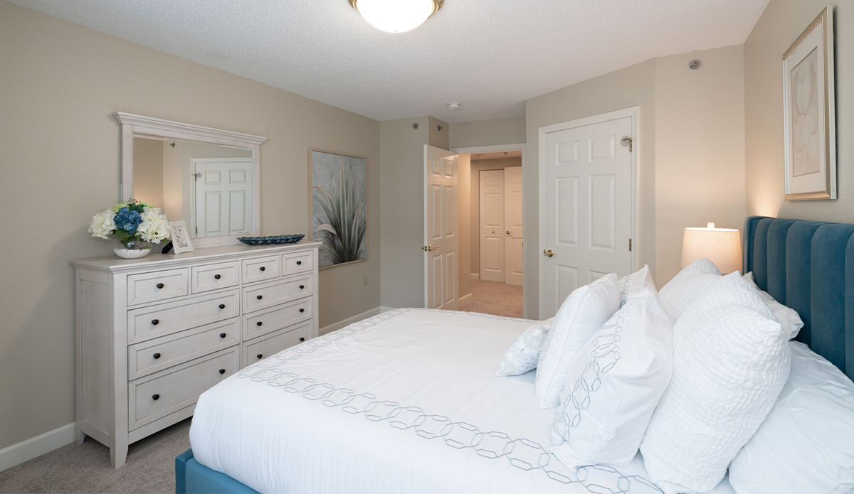 Stylish White Bedroom with single bed